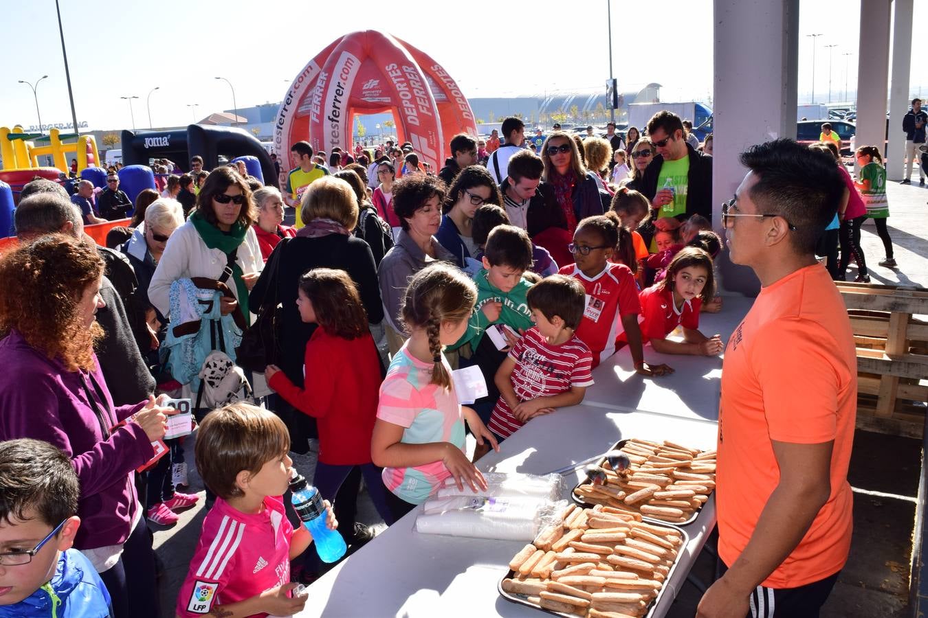 Los pequeños corredores recogen sus medallas en la prueba ¡Por mi colegio!