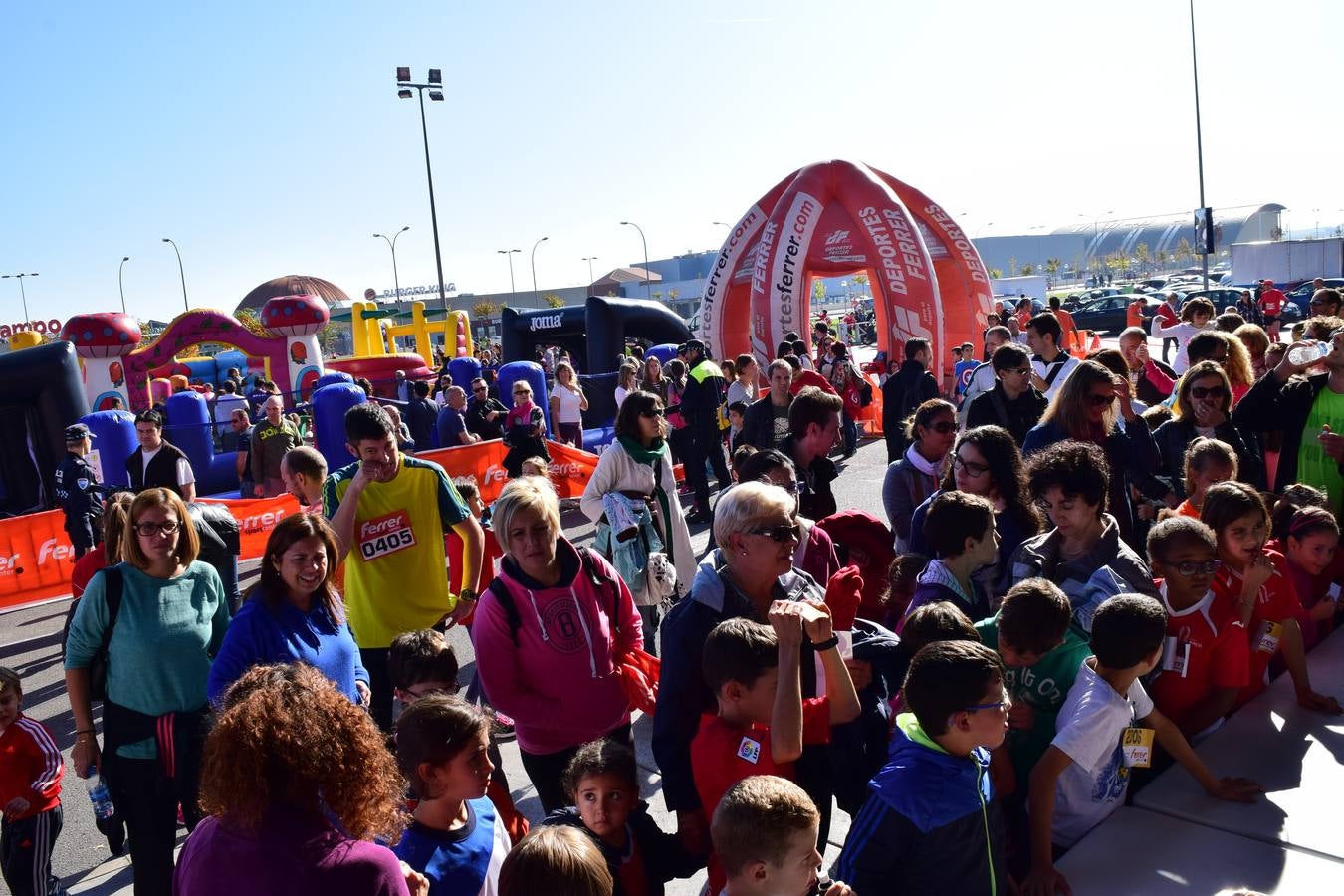 Los pequeños corredores recogen sus medallas en la prueba ¡Por mi colegio!