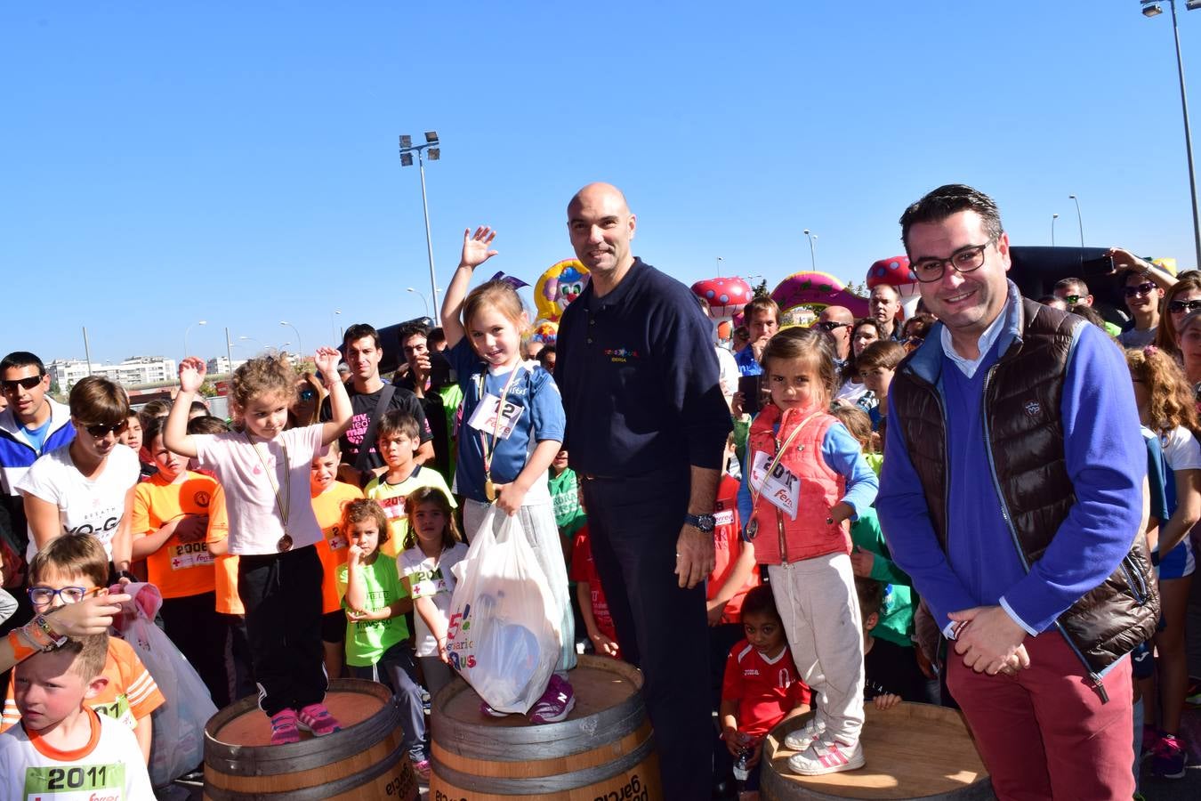 Los pequeños corredores recogen sus medallas en la prueba ¡Por mi colegio!