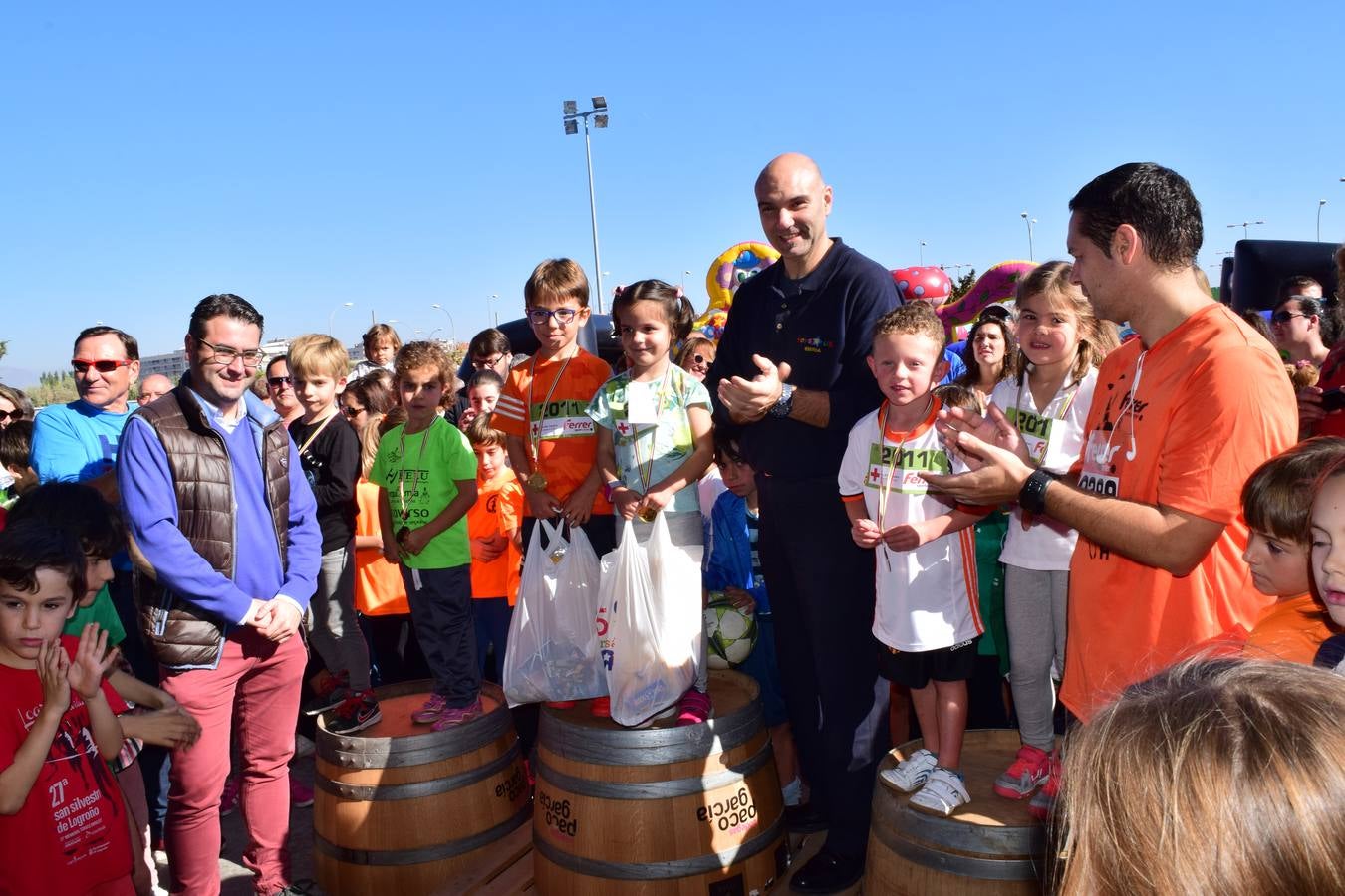 Los pequeños corredores recogen sus medallas en la prueba ¡Por mi colegio!