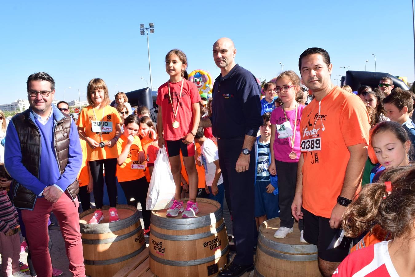 Los pequeños corredores recogen sus medallas en la prueba ¡Por mi colegio!