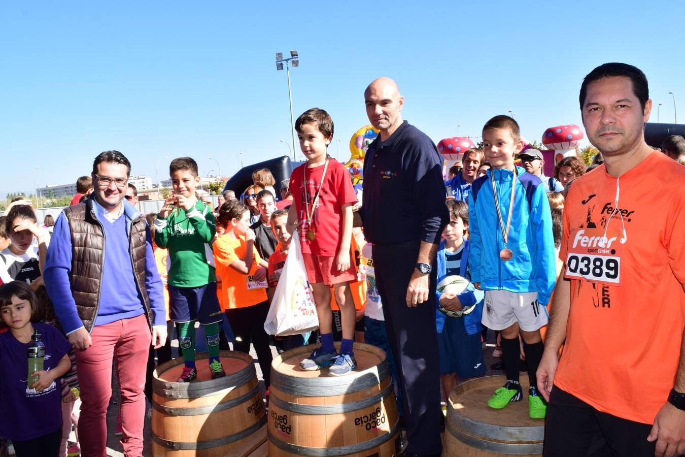 Los pequeños corredores recogen sus medallas en la prueba ¡Por mi colegio!