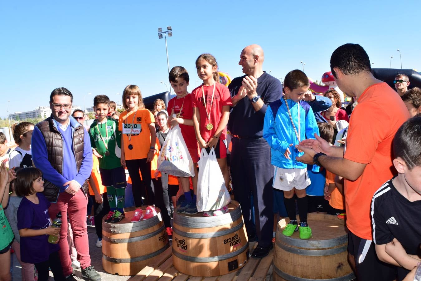 Los pequeños corredores recogen sus medallas en la prueba ¡Por mi colegio!