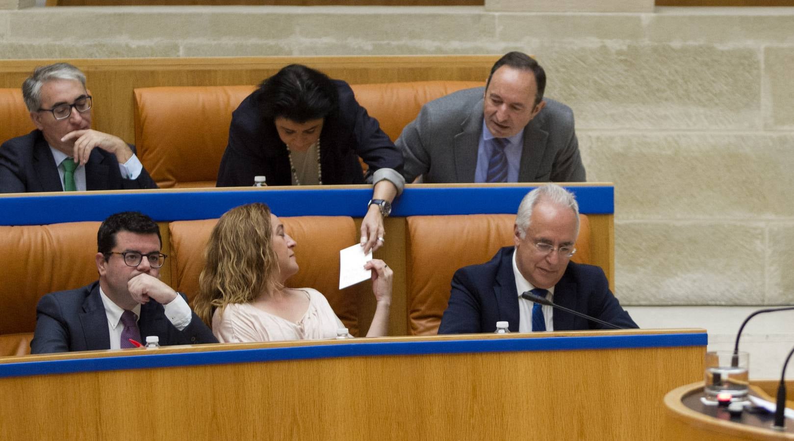 Un día de conversaciones y gestos en el Parlamento riojano