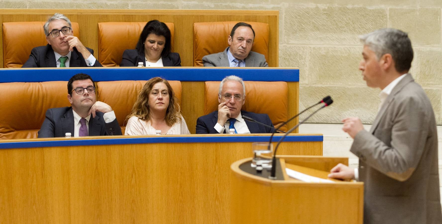 Un día de conversaciones y gestos en el Parlamento riojano