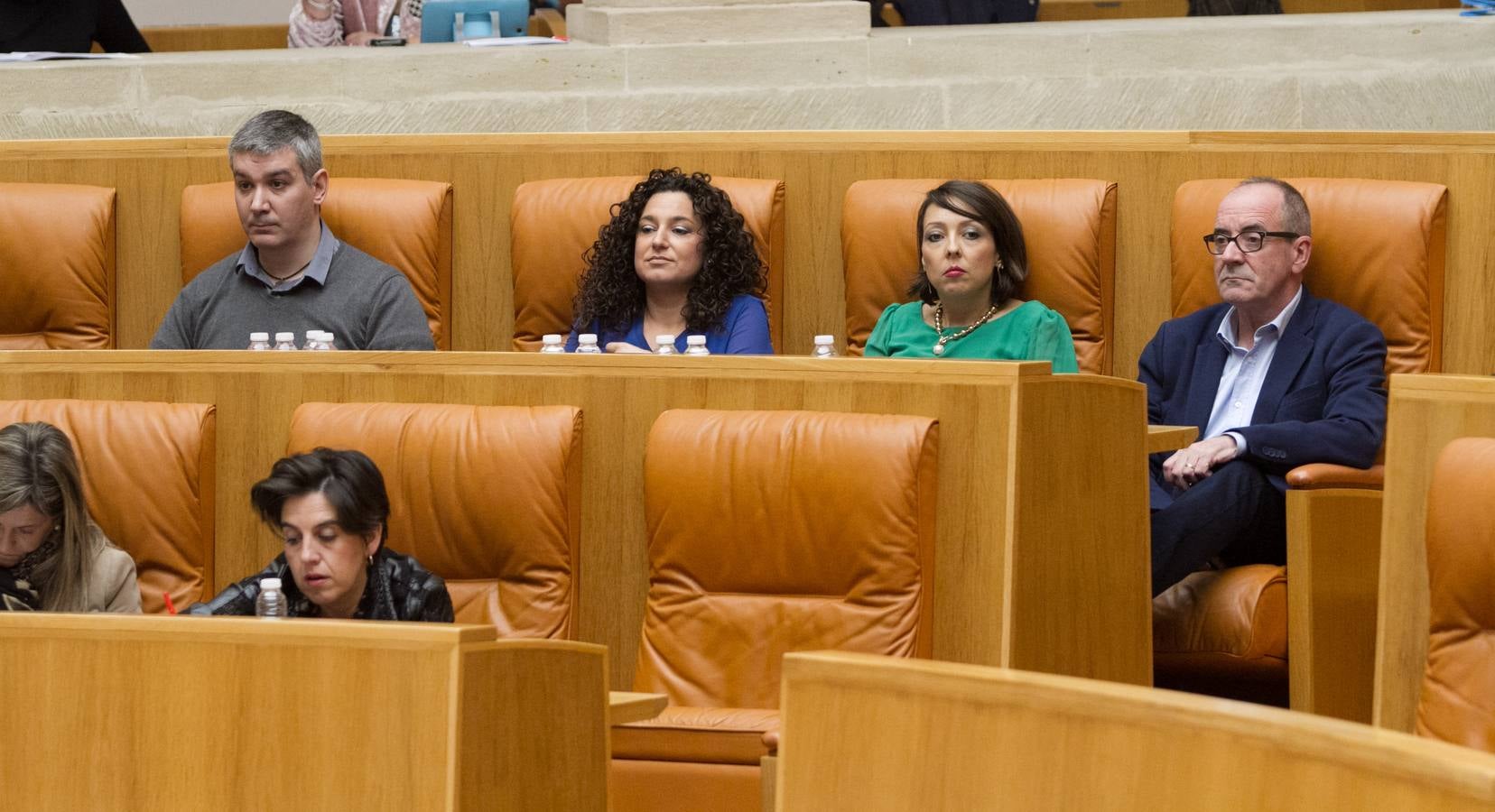 Un día de conversaciones y gestos en el Parlamento riojano