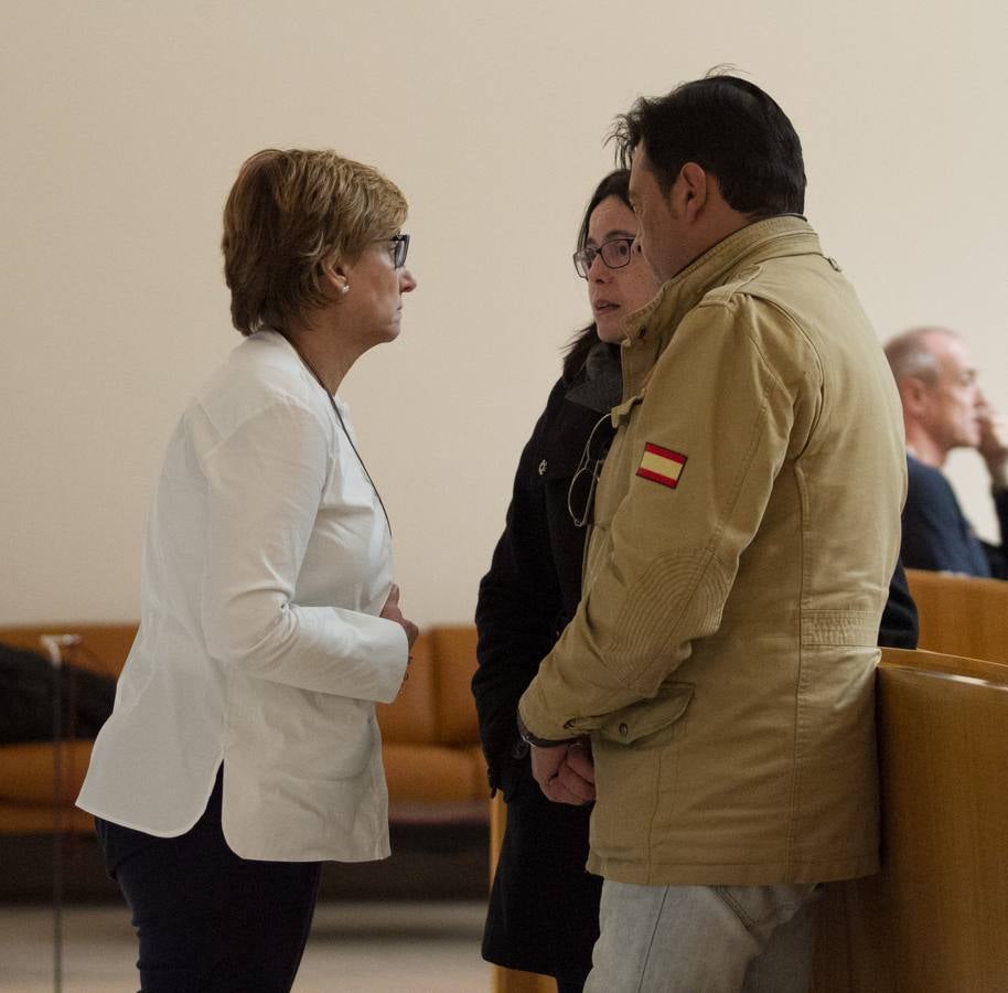 Un día de conversaciones y gestos en el Parlamento riojano