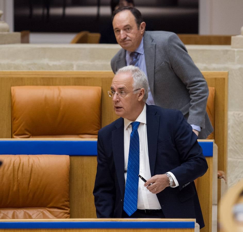 Un día de conversaciones y gestos en el Parlamento riojano