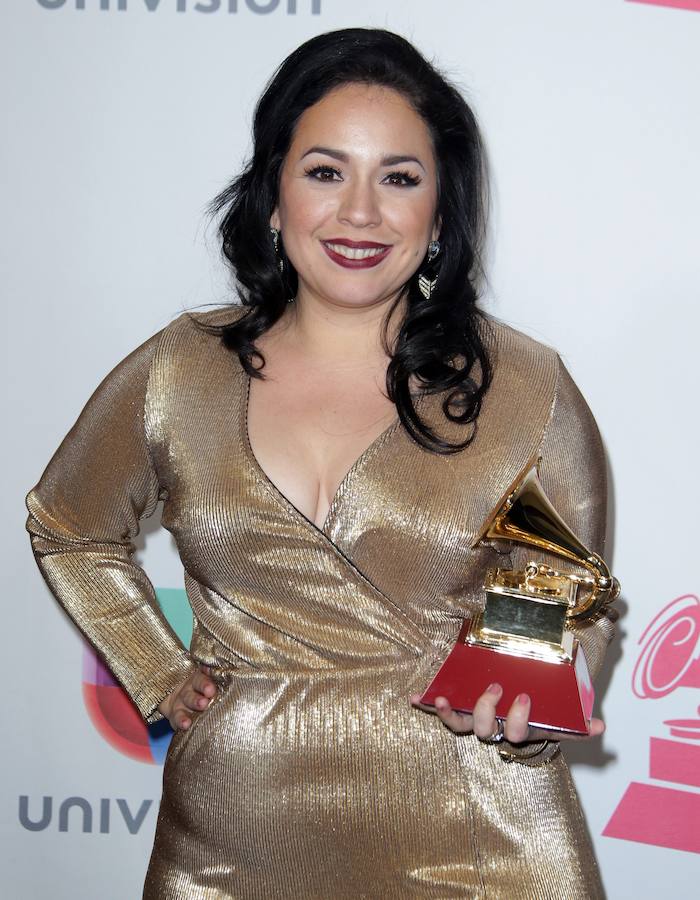 Carla Morrison posa con el premio a la mejor canción alternativa.