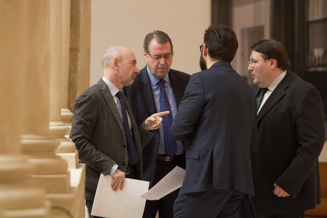 Los gestos del pleno del Parlamento riojano