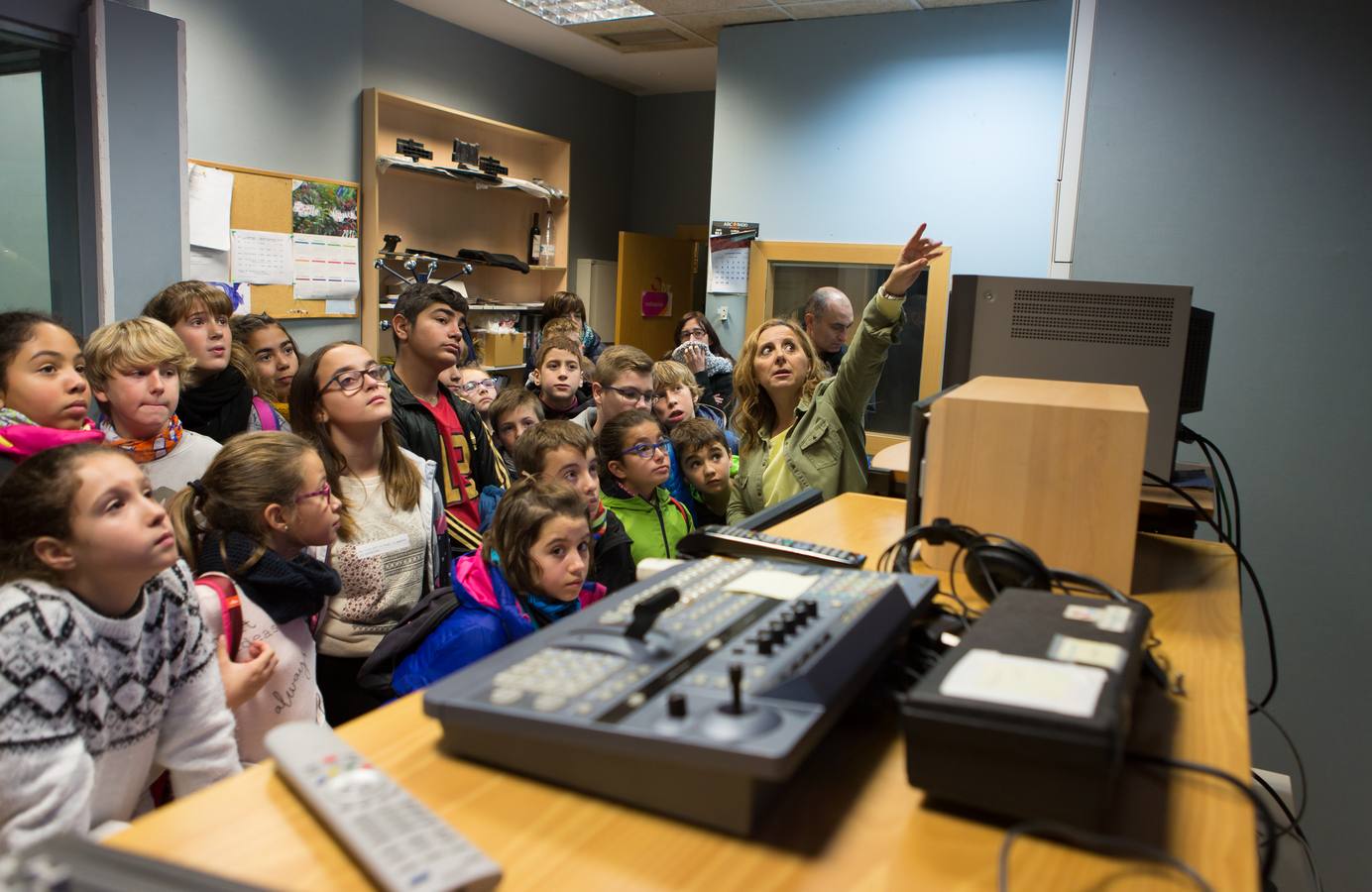 Los alumnos del Cra Moncalvillo de Entrena han visitado la multimedia de Diario LA RIOJA