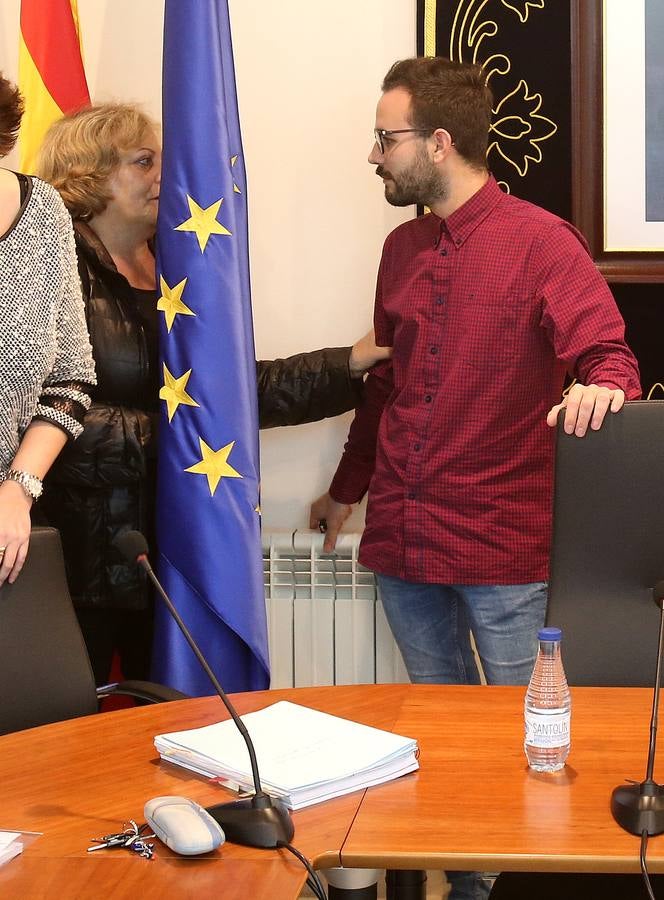 Tensión, gestos y más de una botella de agua en el pleno de Villamediana