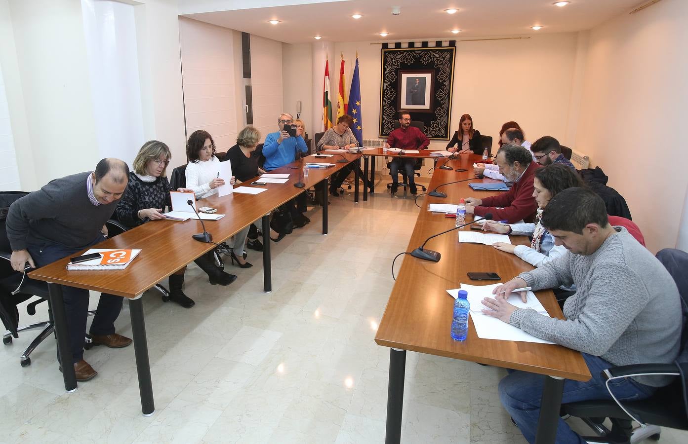 Tensión, gestos y más de una botella de agua en el pleno de Villamediana