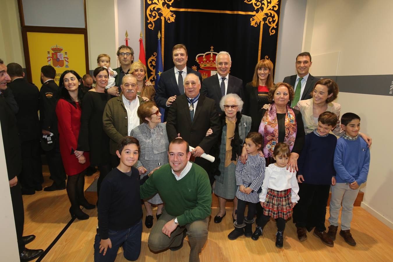 Condecoraciones de la Orden de Isabel la Católica y de la Orden del Mérito Civil