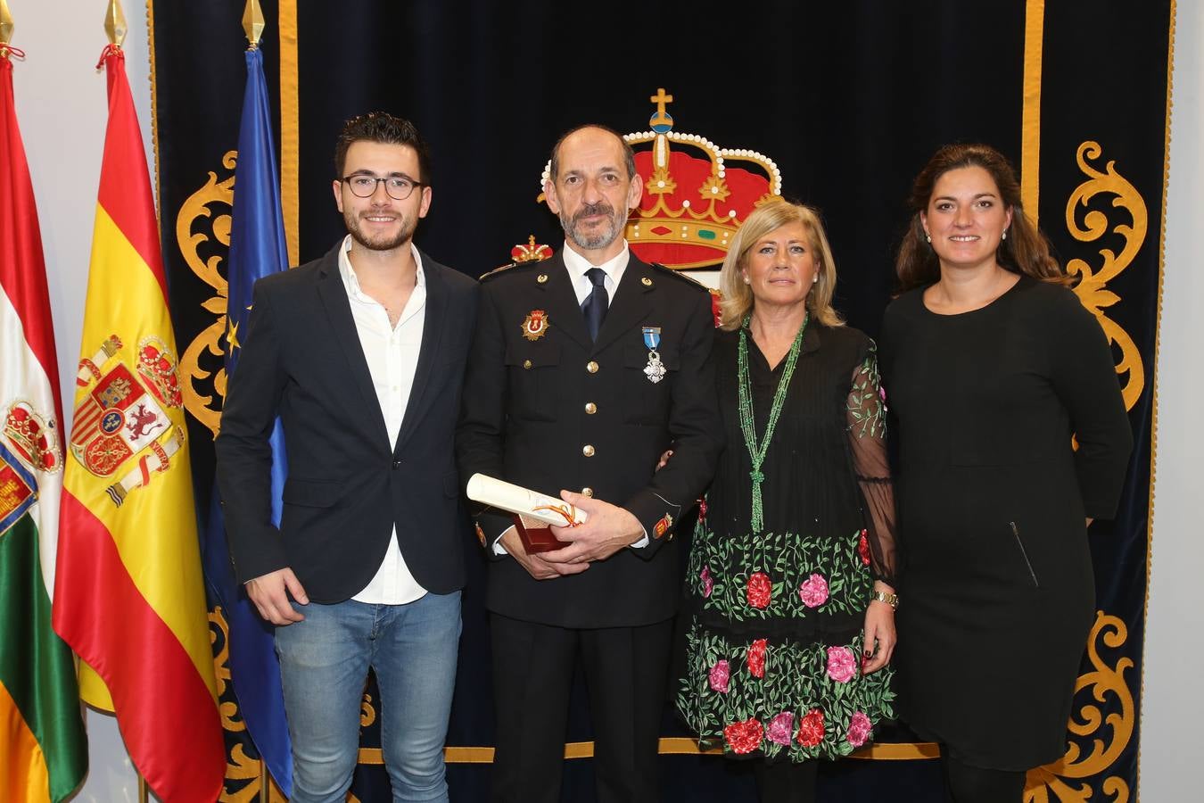 Condecoraciones de la Orden de Isabel la Católica y de la Orden del Mérito Civil