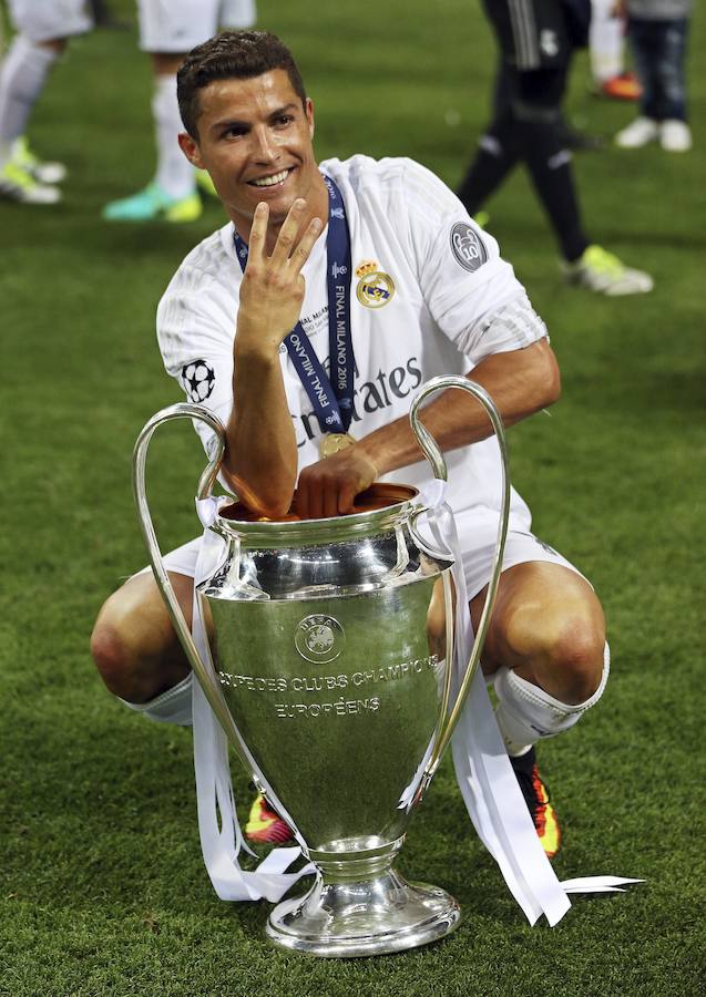 Cristiano Ronaldo posa con la 'Orejona' tras la victoria del Real Madrid ante el Atlético de Madrid en la final de la Liga de Campeones disputada en el estadio Giuseppe Meazza de Milán el 28 de mayo de 2016.