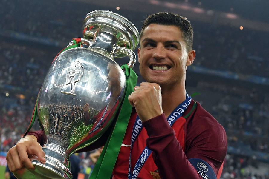 Cristiano Ronaldo sostiene el trofeo de la Eurocopa logrado tras la victoria de Portugal ante Francia.