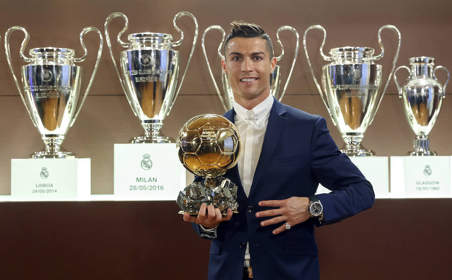 Cristiano Ronaldo posa en la Sala de Juntas del Santiago Bernabéu con su cuarto Balón de Oro.