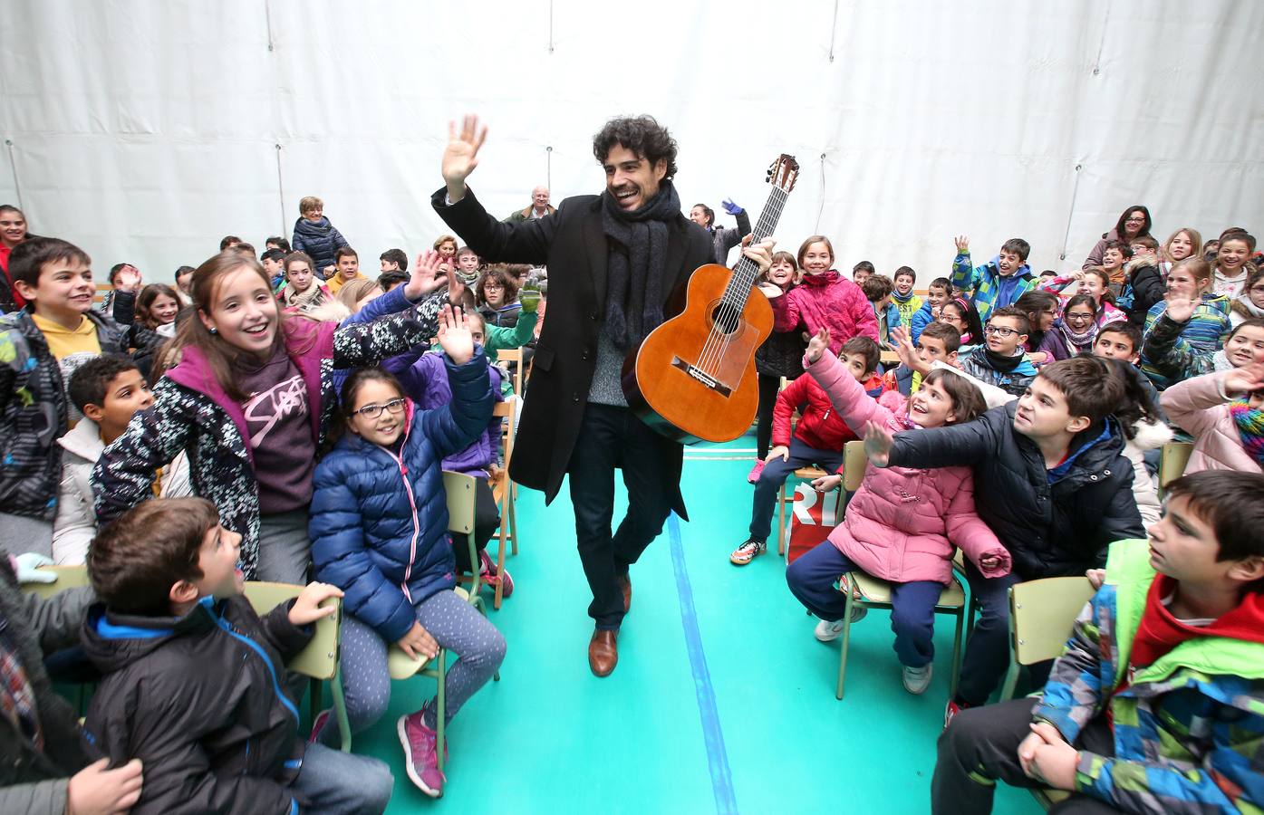 Setecientos alumnos disfrutan en el colegio Las Gaunas de la música de Pablo Sáinz Villegas