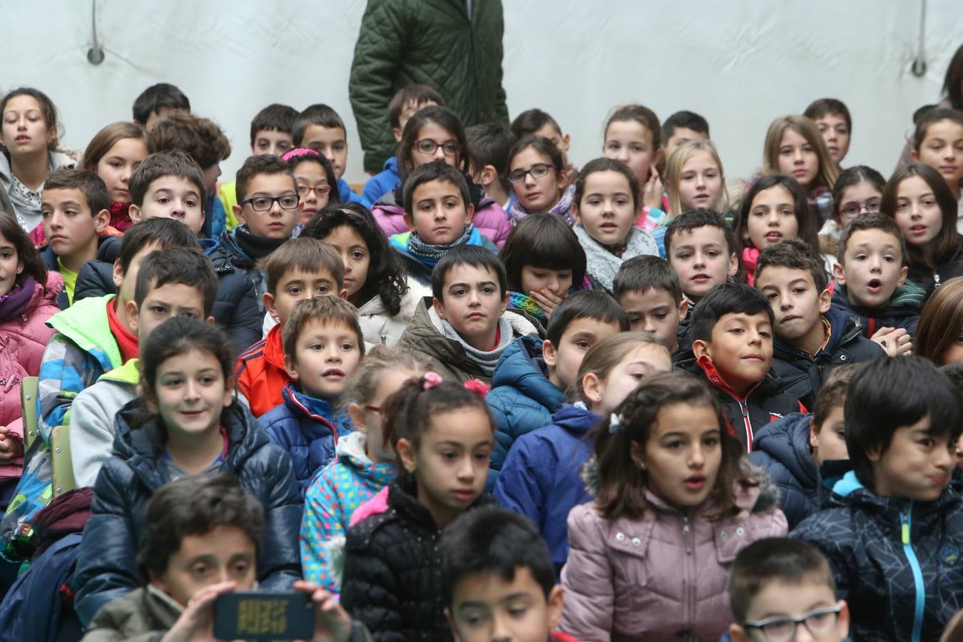 Setecientos alumnos disfrutan en el colegio Las Gaunas de la música de Pablo Sáinz Villegas