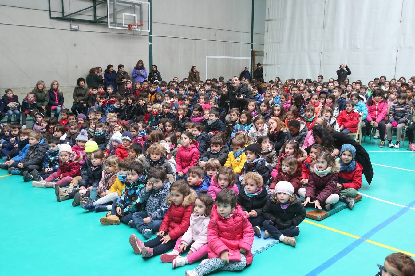 Setecientos alumnos disfrutan en el colegio Las Gaunas de la música de Pablo Sáinz Villegas