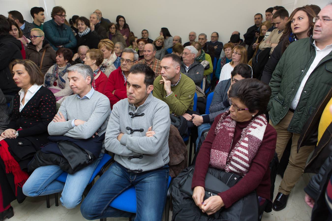 Gestos, abrazos y felicitaciones en el Ayuntamiento de Villamediana tras la moción de censura de su hasta hoy alcalde