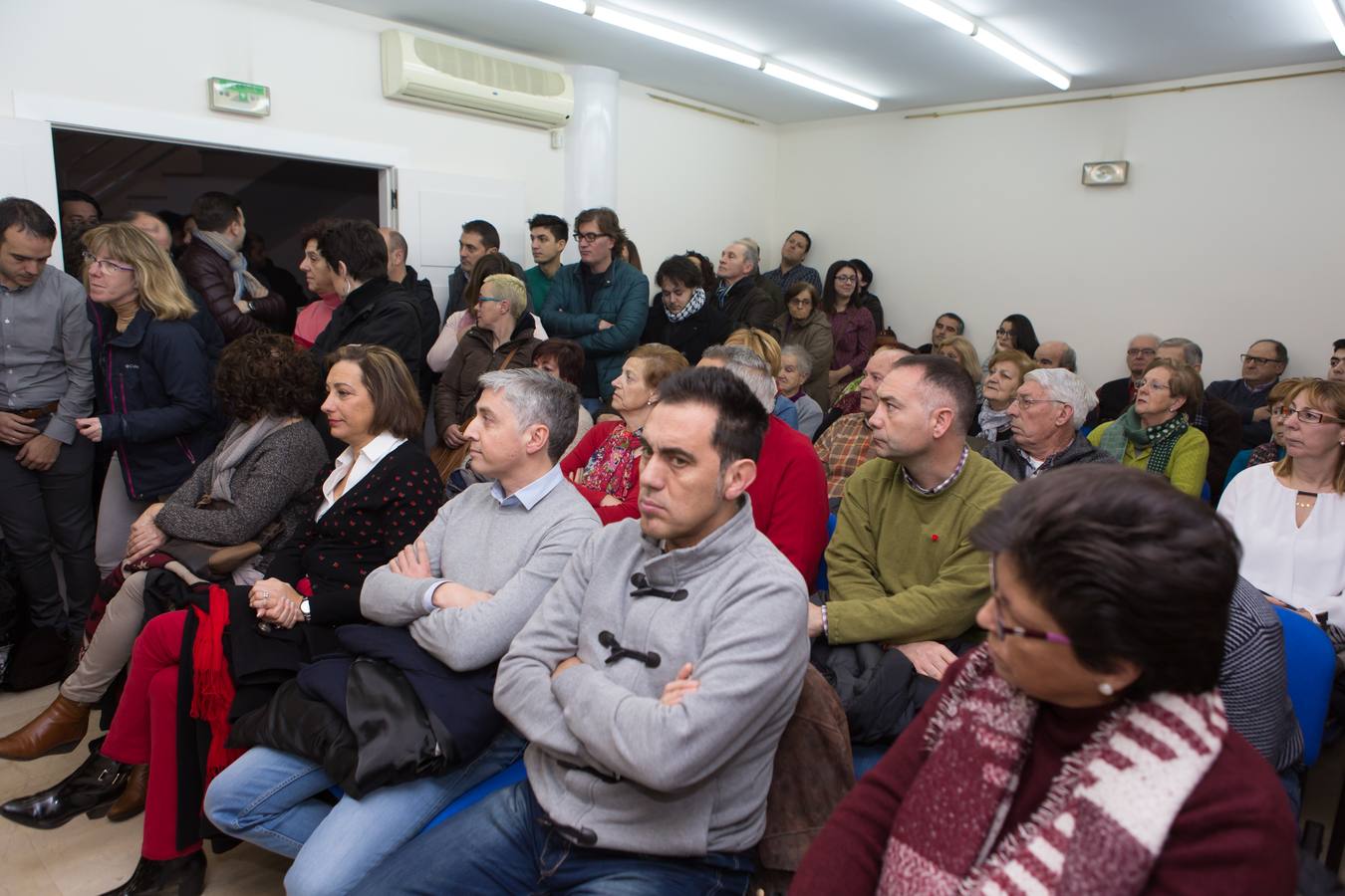 Gestos, abrazos y felicitaciones en el Ayuntamiento de Villamediana tras la moción de censura de su hasta hoy alcalde