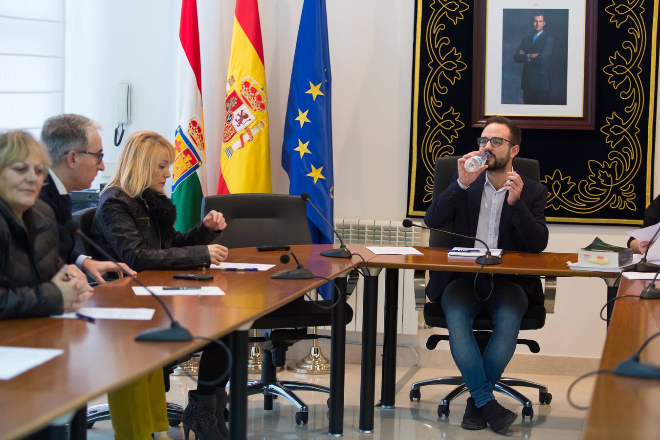 Gestos, abrazos y felicitaciones en el Ayuntamiento de Villamediana tras la moción de censura de su hasta hoy alcalde