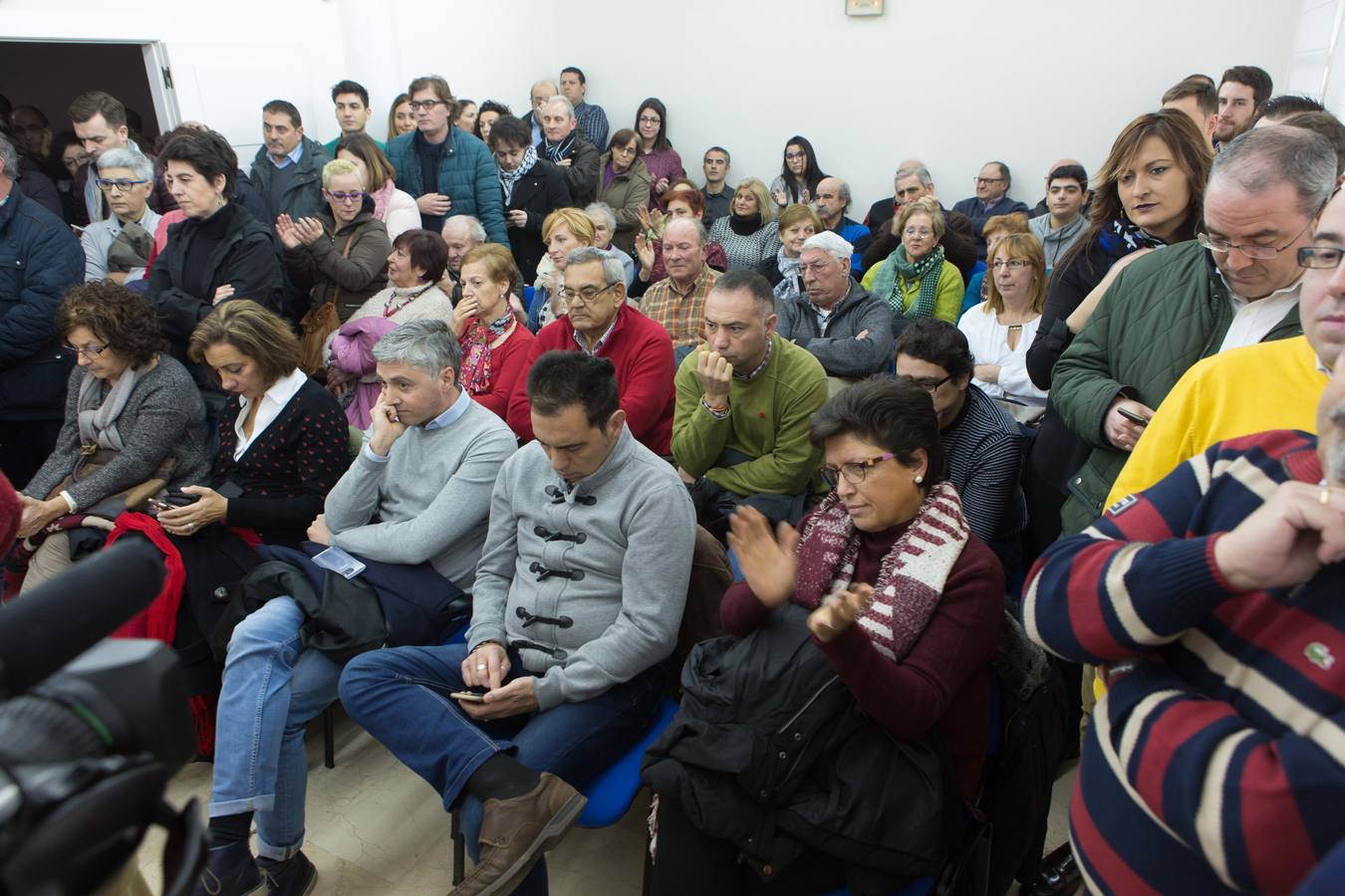 Gestos, abrazos y felicitaciones en el Ayuntamiento de Villamediana tras la moción de censura de su hasta hoy alcalde