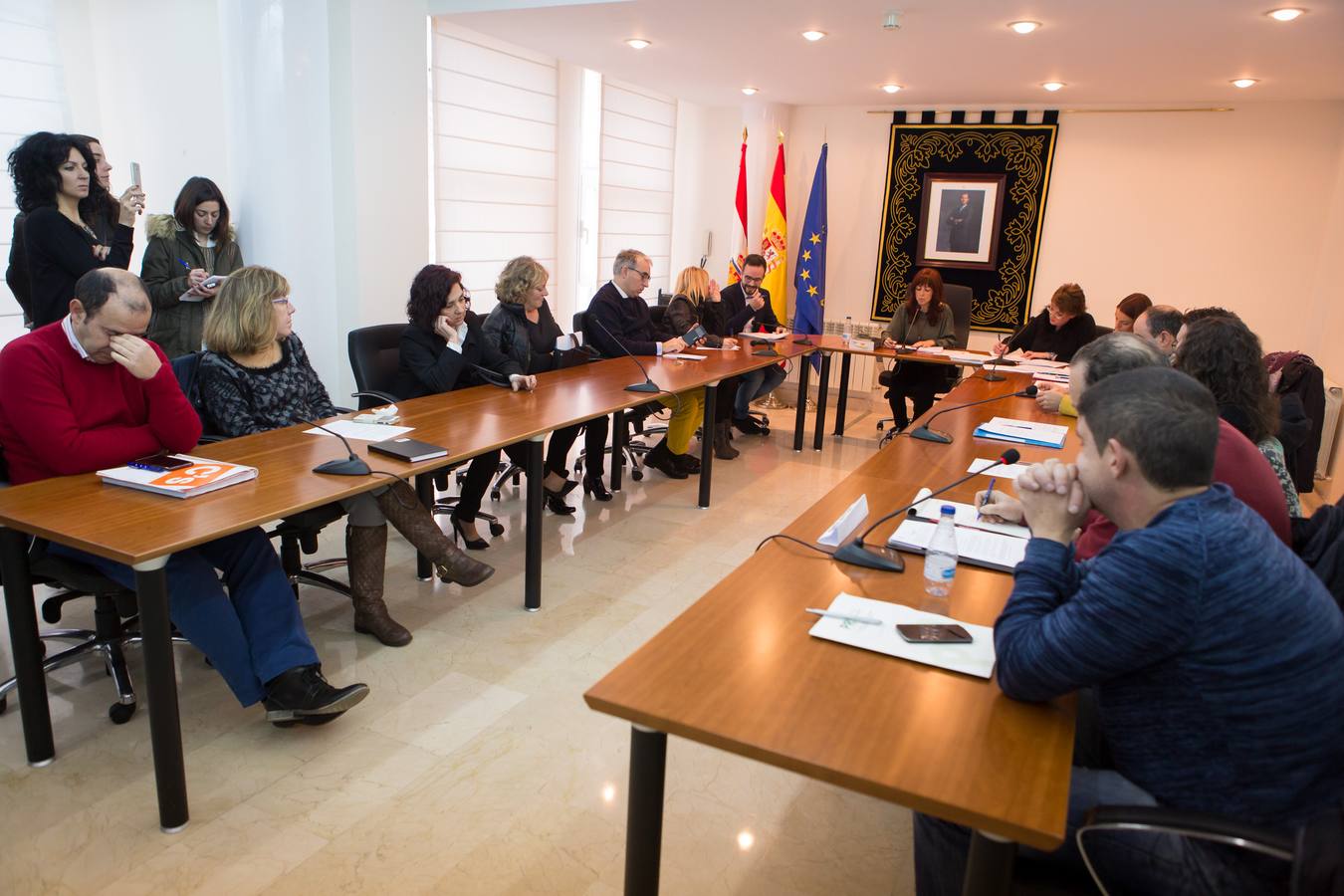 Gestos, abrazos y felicitaciones en el Ayuntamiento de Villamediana tras la moción de censura de su hasta hoy alcalde