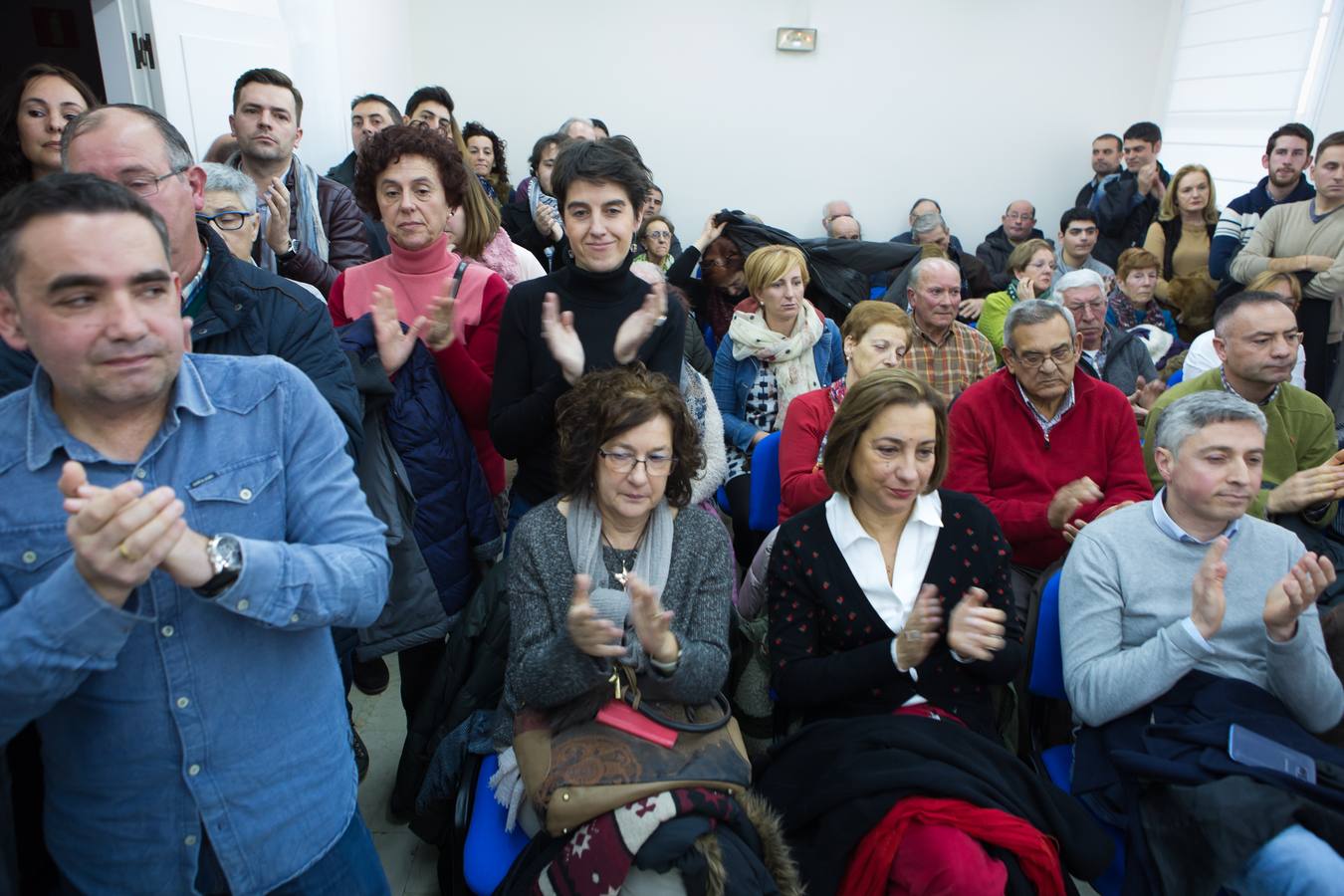 Gestos, abrazos y felicitaciones en el Ayuntamiento de Villamediana tras la moción de censura de su hasta hoy alcalde