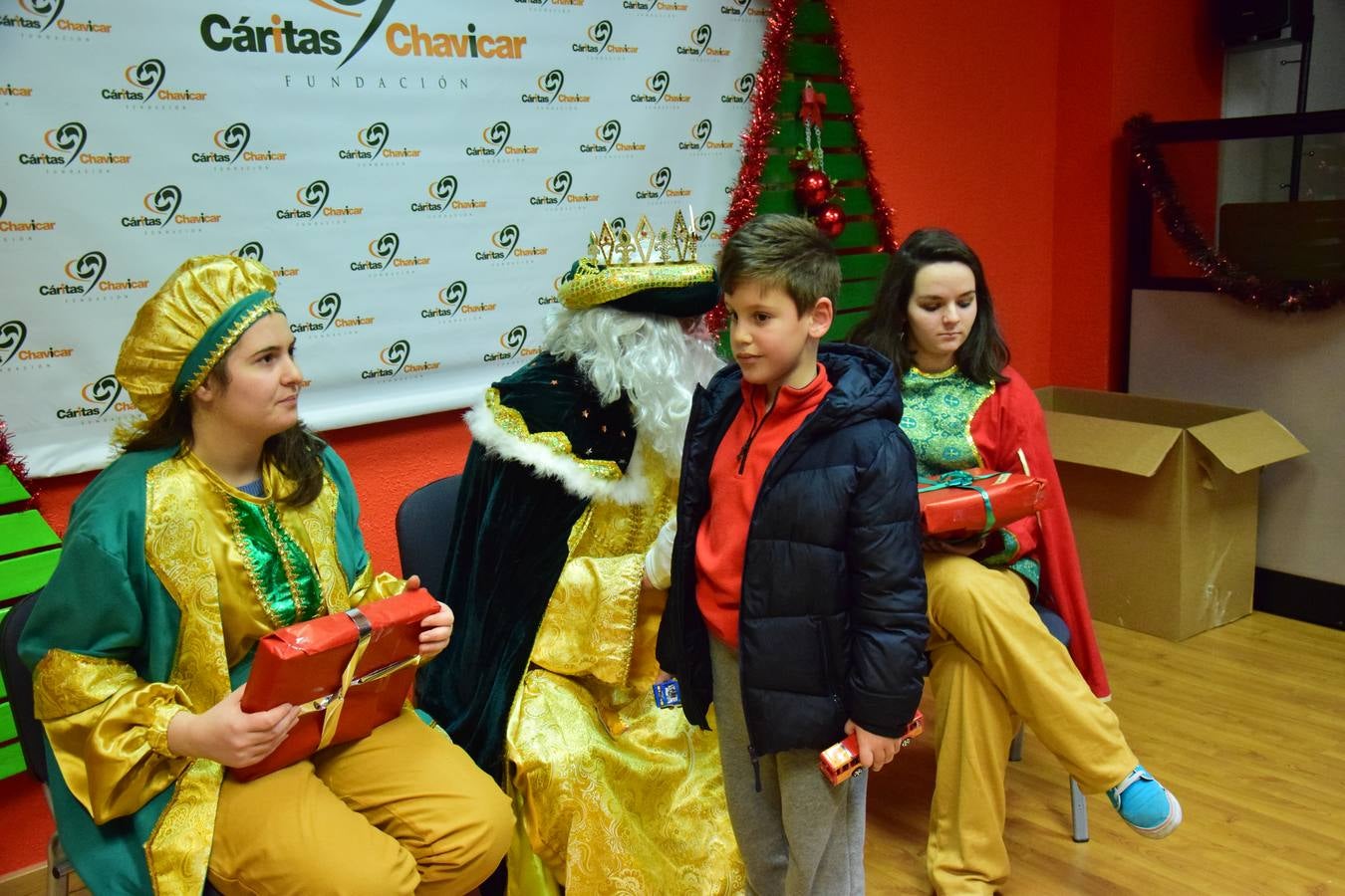 Cáritas entrega a los niños los regalos de los Reyes Magos