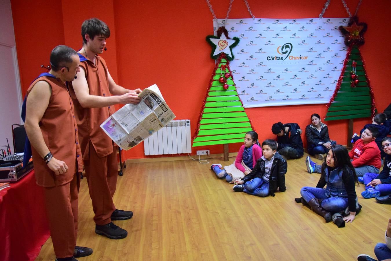 Cáritas entrega a los niños los regalos de los Reyes Magos