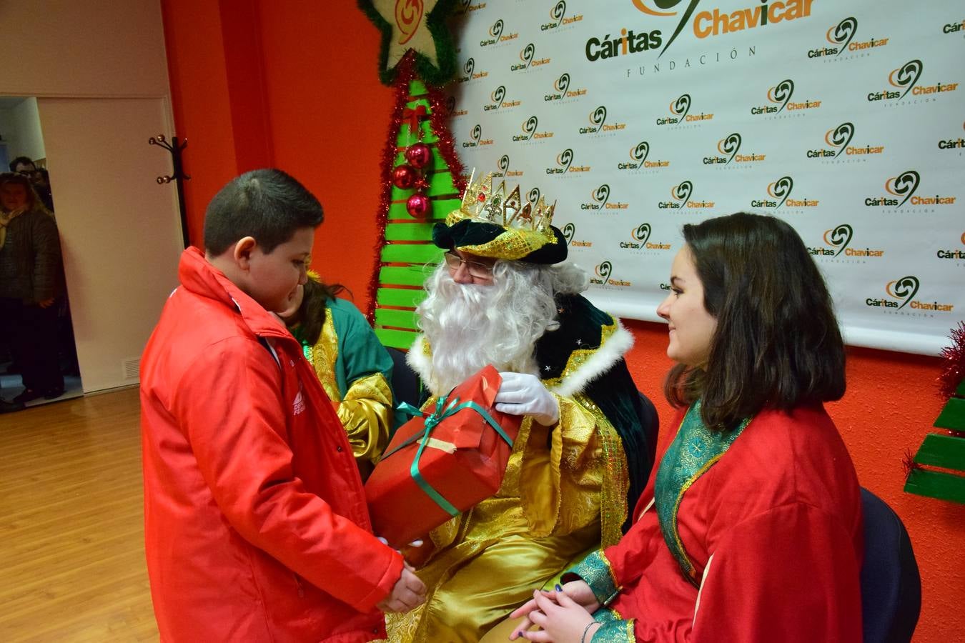 Cáritas entrega a los niños los regalos de los Reyes Magos