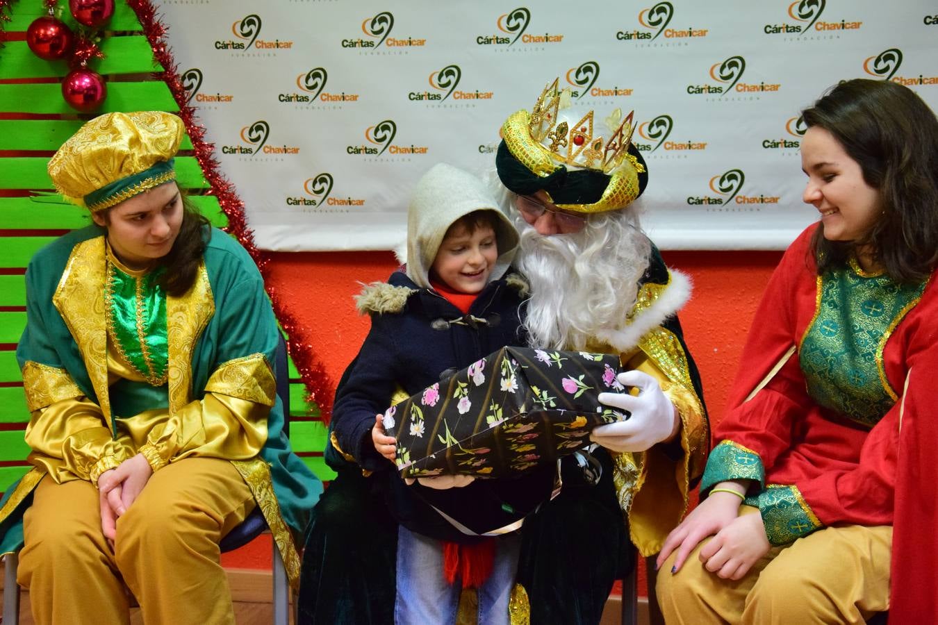 Cáritas entrega a los niños los regalos de los Reyes Magos