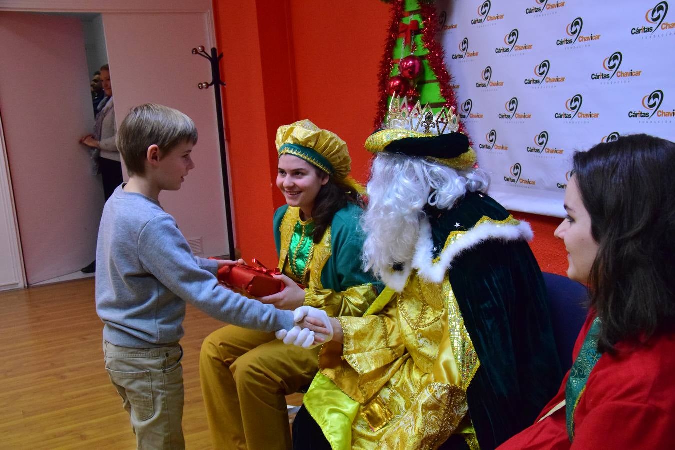 Cáritas entrega a los niños los regalos de los Reyes Magos