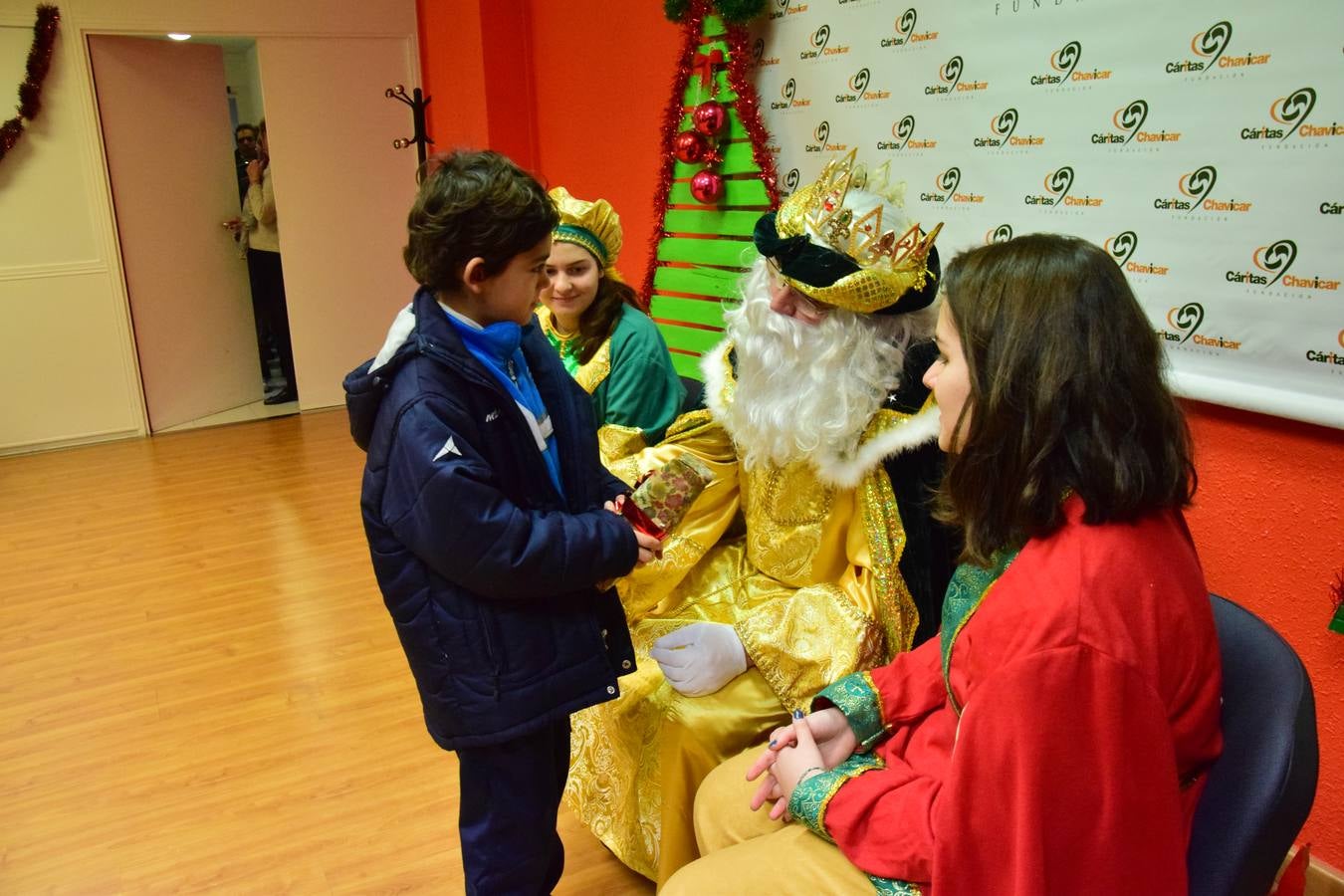 Cáritas entrega a los niños los regalos de los Reyes Magos