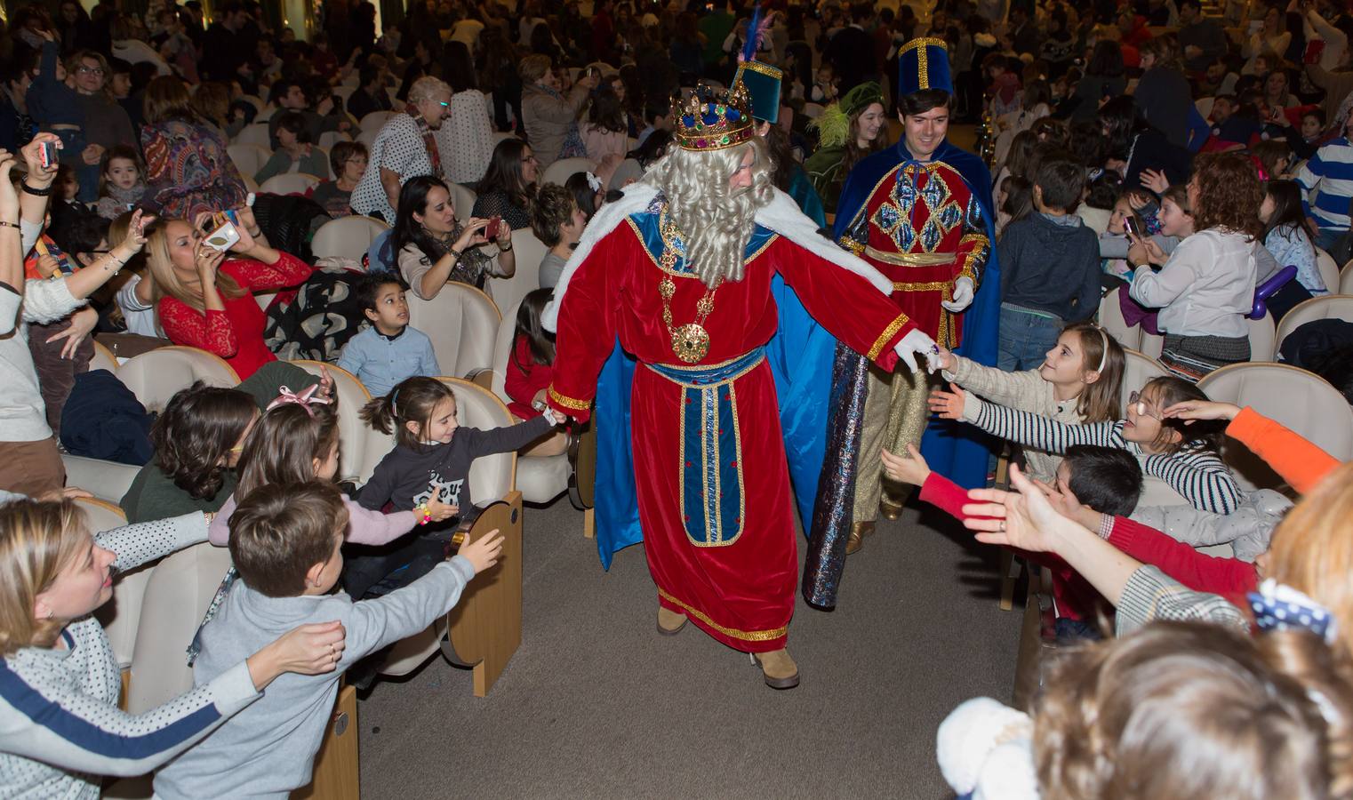 Sonrisas y lloros en la visita de los Reyes al Auditorio