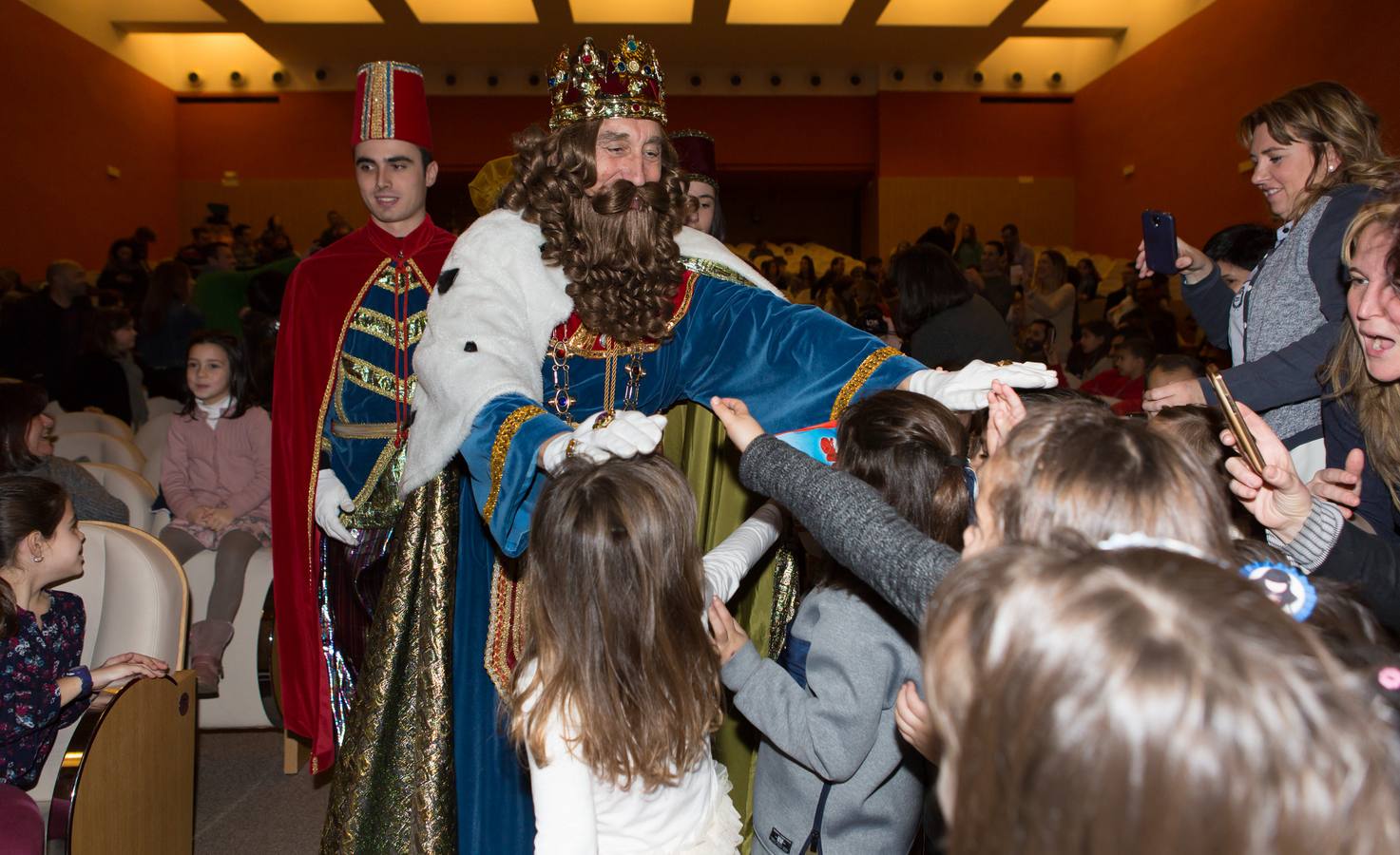 Sonrisas y lloros en la visita de los Reyes al Auditorio