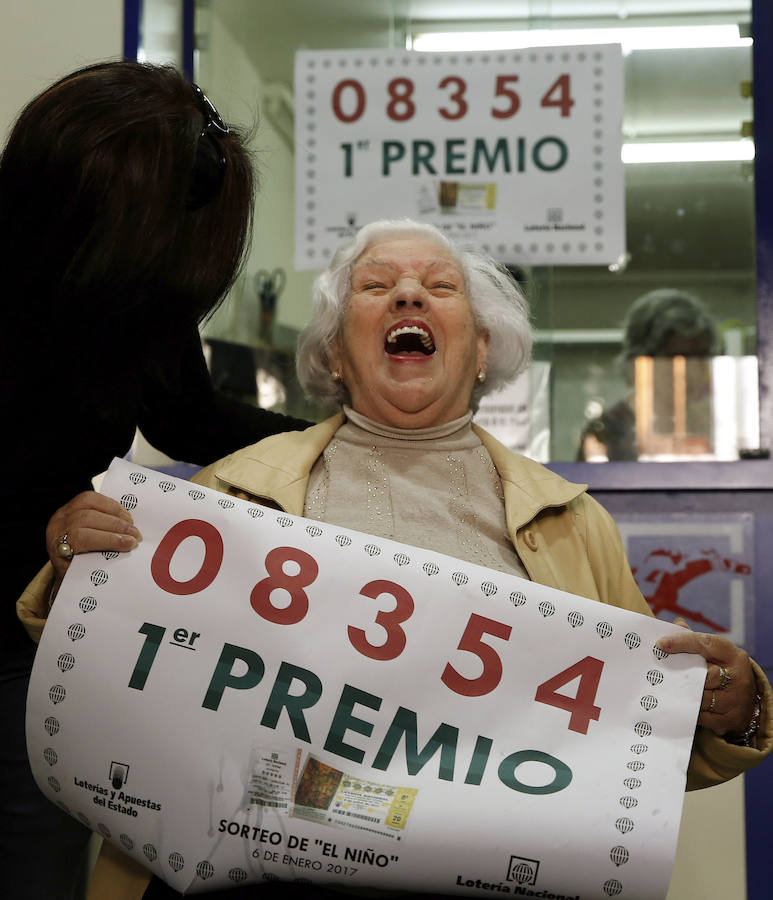 Una de las dueñas de la administración número 3 de Torrent (Valencia) celebran el primer premio de 'El Niño', vendido íntegramente en su administración.