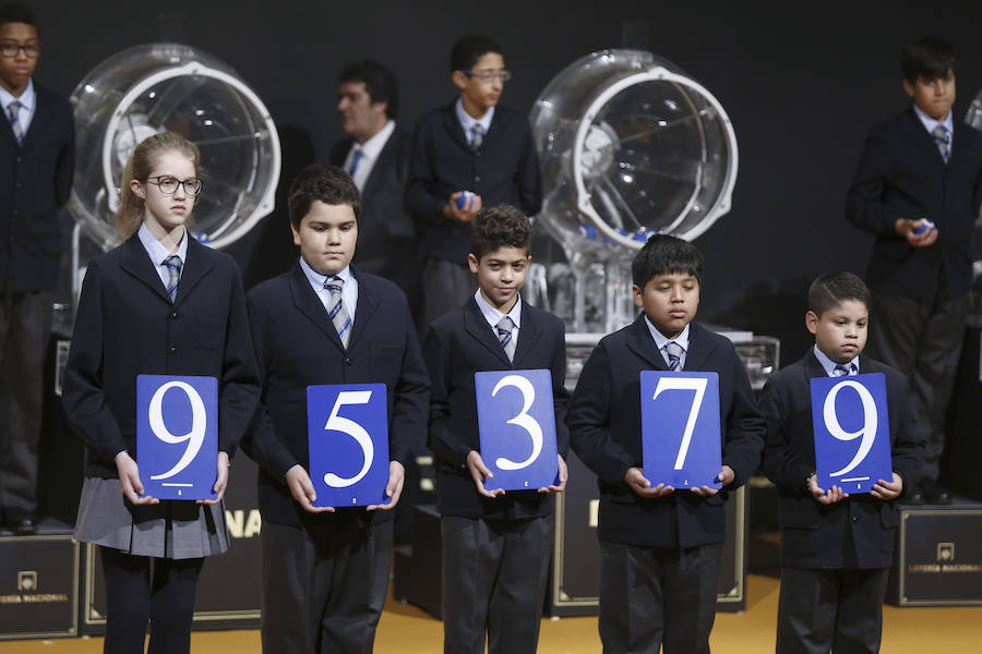 Los niños de San Ildefonso muestran el segundo premio del sorteo de 'El Niño'.