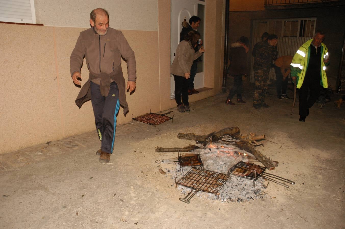 Cervera enciende los tradicionales fuegos de San Antón