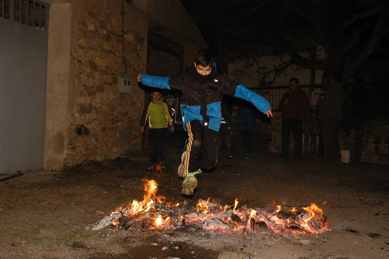 Cervera enciende los tradicionales fuegos de San Antón