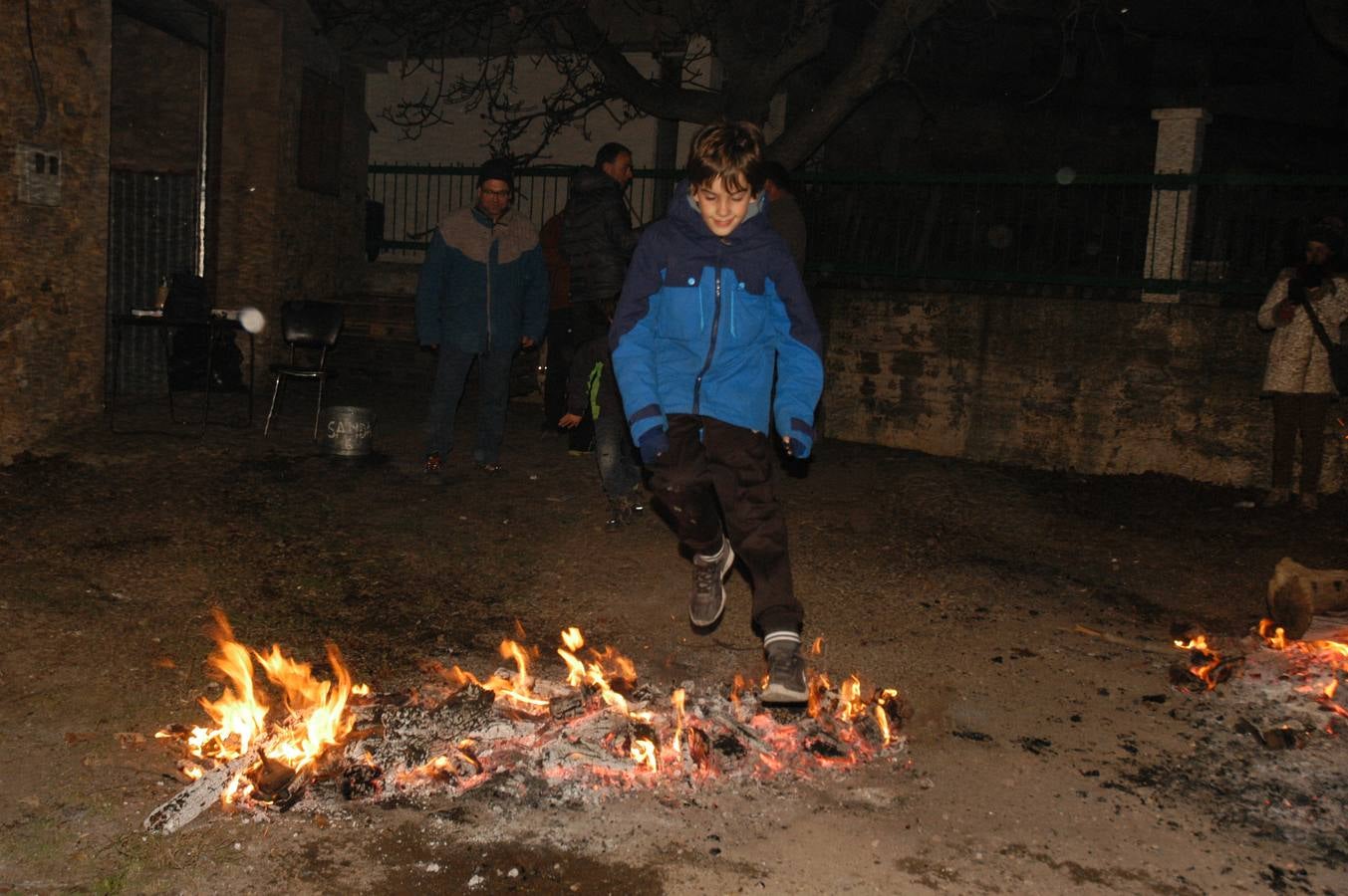 Cervera enciende los tradicionales fuegos de San Antón