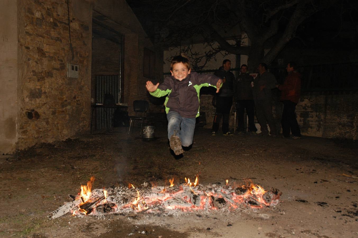 Cervera enciende los tradicionales fuegos de San Antón