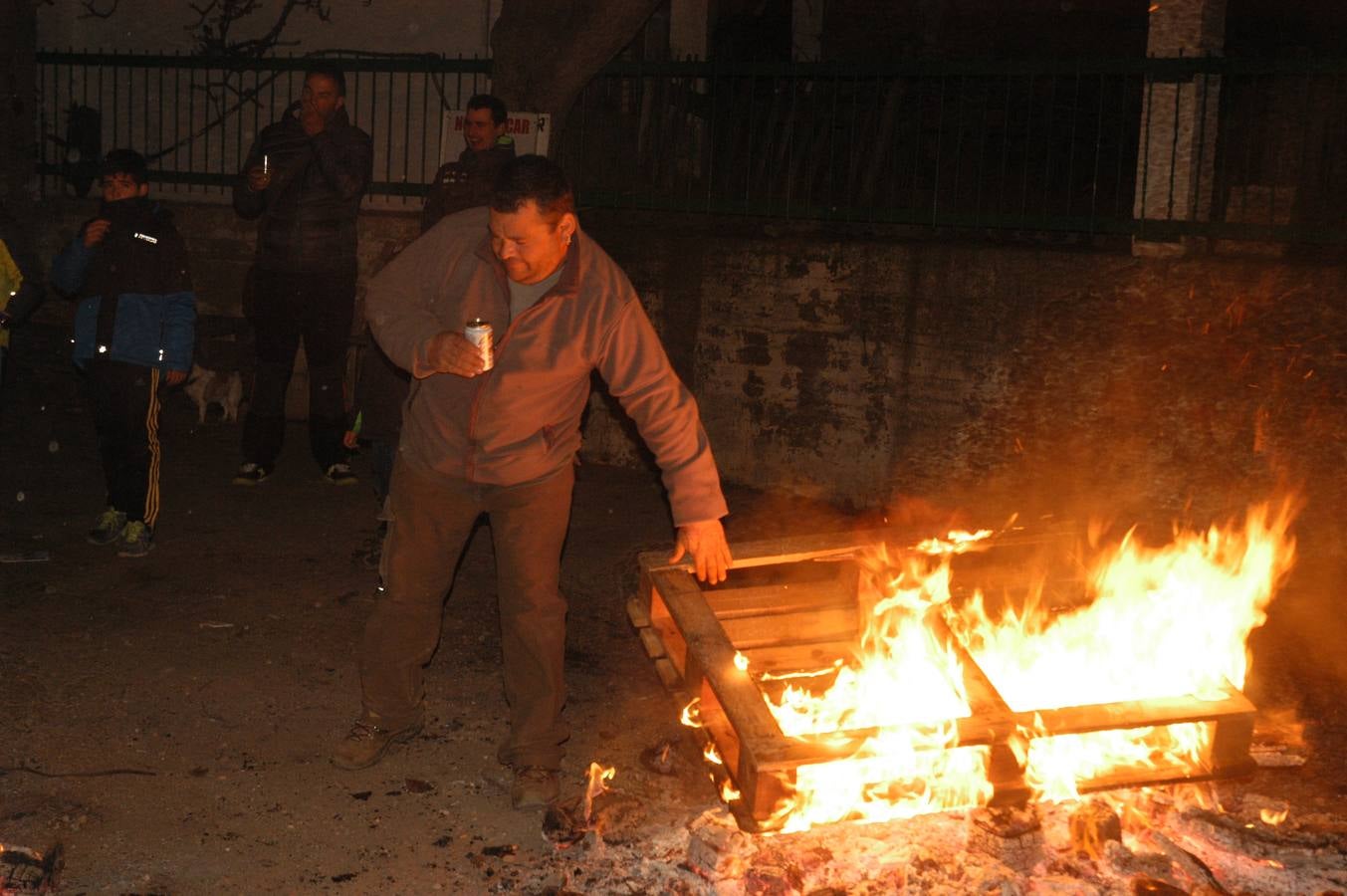 Cervera enciende los tradicionales fuegos de San Antón