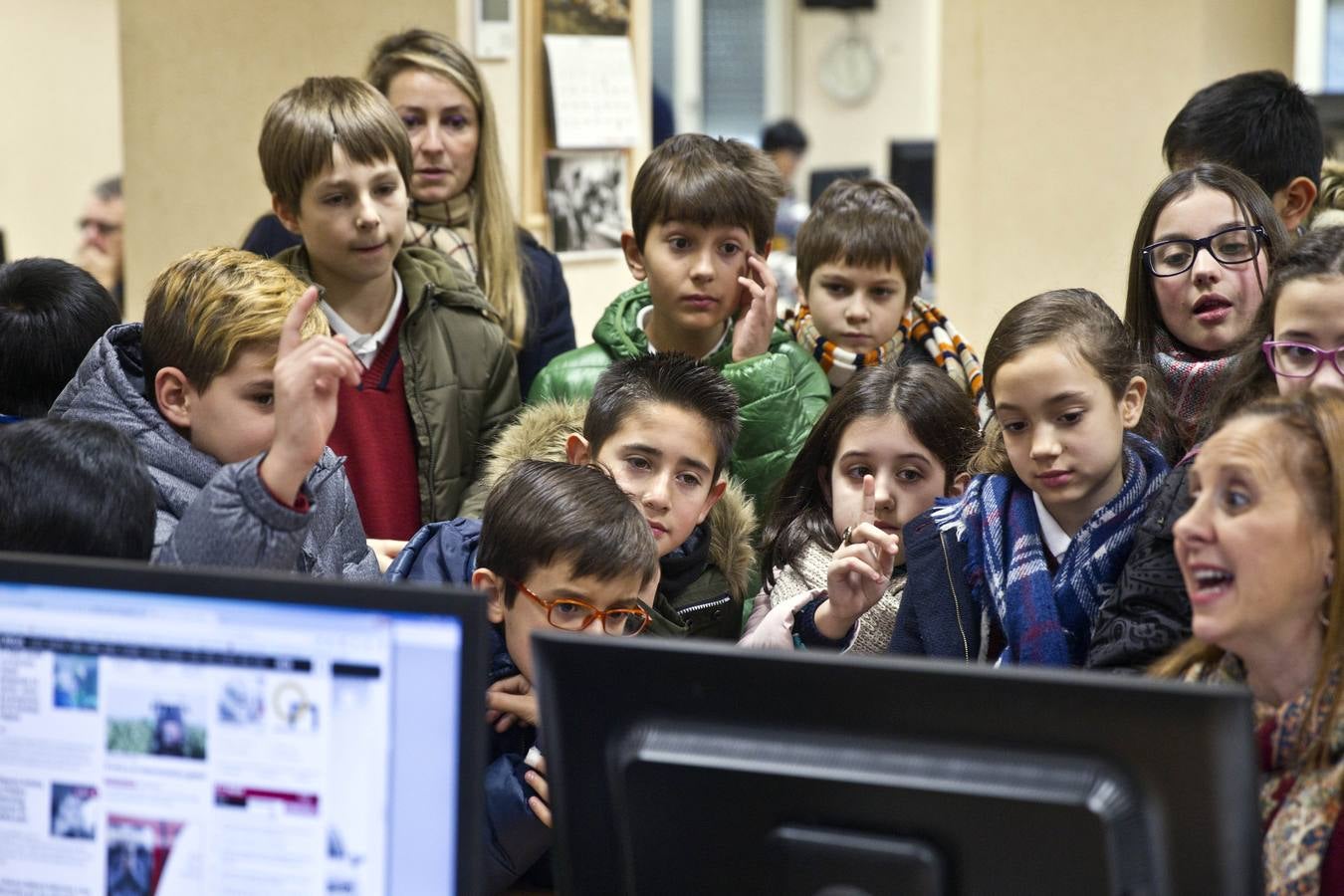 Los alumnos de 5º de Primaria del Colegio logroñés Adoratrices visitan la multimedia de Diario LA RIOJA