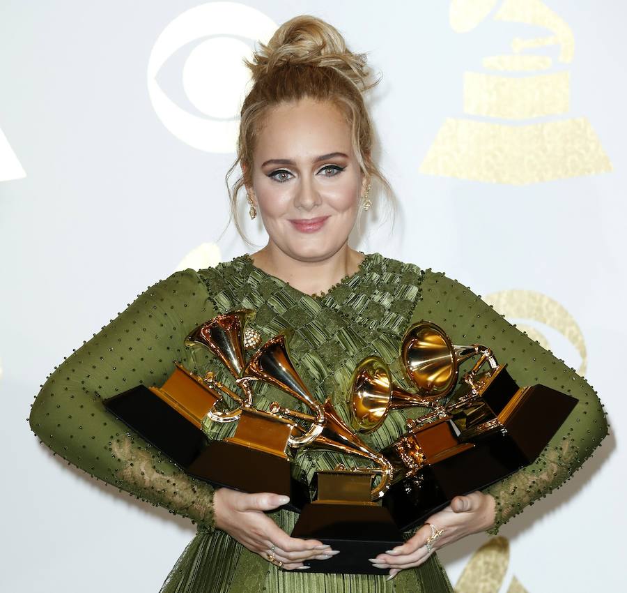 La artista británica Adele ha sido la gran triunfadora de la noche con cinco premios Grammy, entre ellos el de mejor álbum y mejor canción.