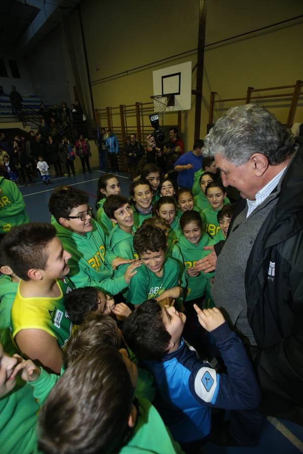 Fernando Romay participa en el entrenamiento de la cantera del CB Clavijo