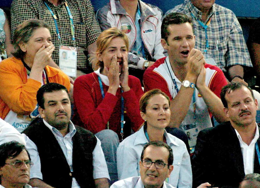 La Infanta Cristina (centro) y su esposo, Iñaki Urdangarín, animan a la nadadora española Nina Jivanevskaia en la final de los 100 metros espalda de los Juegos Olímpicos de Atenas (2004).